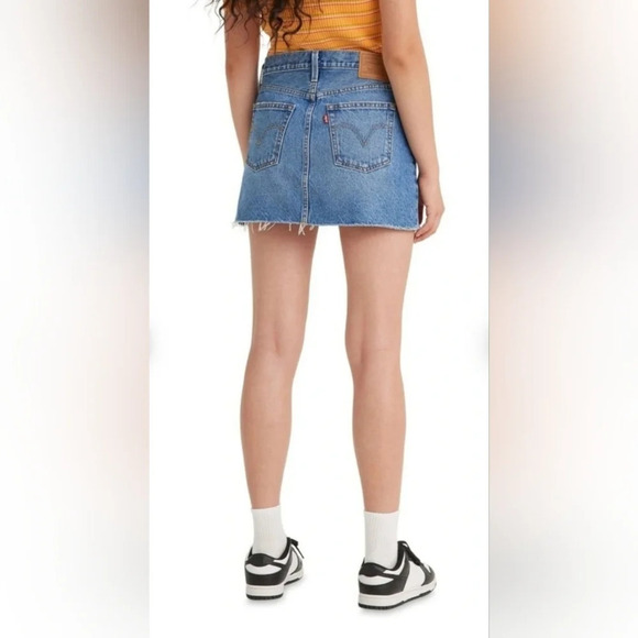 Levi’s Deconstructed Denim Mini Skirt Nwot Size 31 Festival Raw Frayed hem - Picture 2 of 10